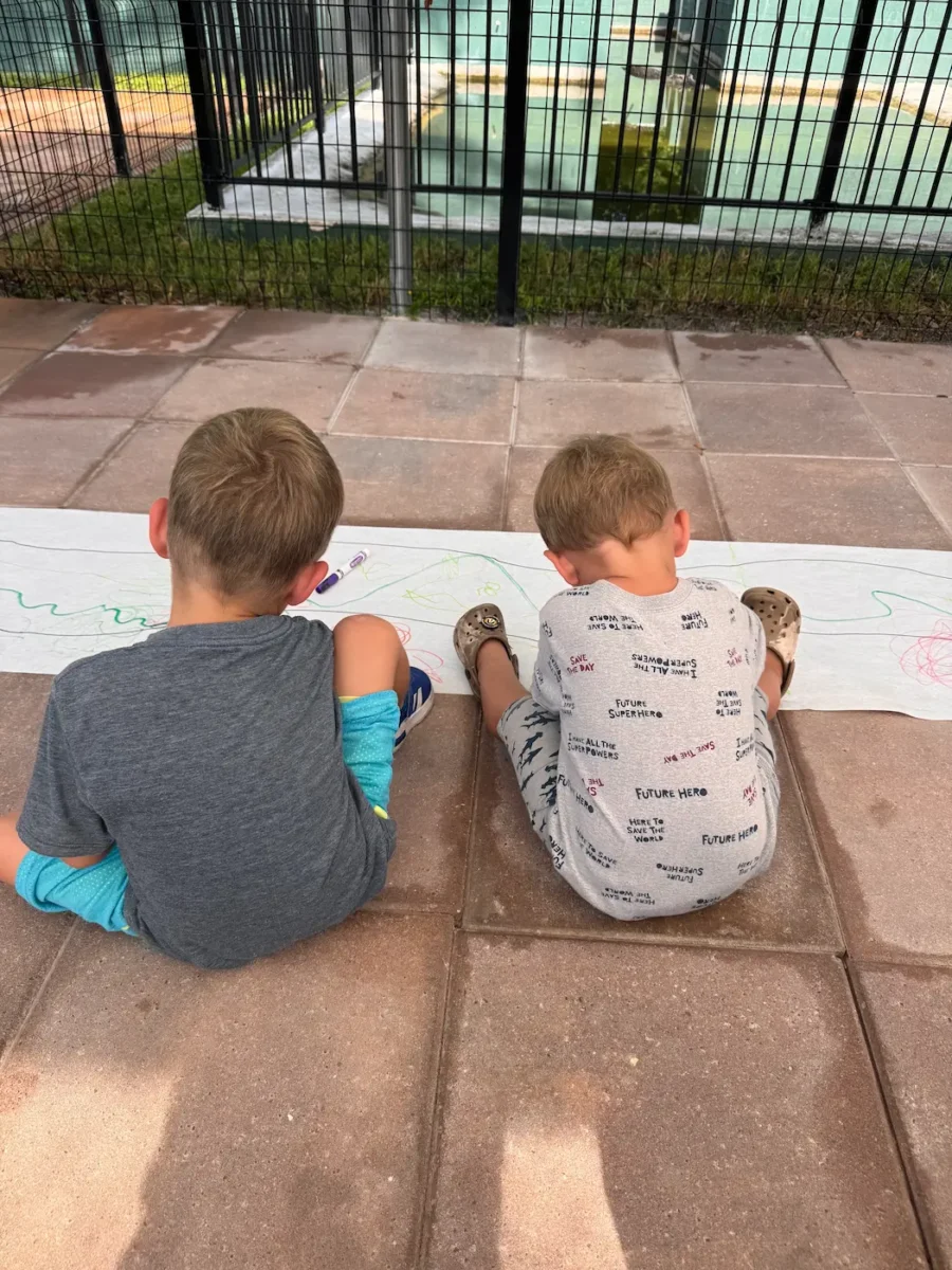 toddlers coloring snake at tarpon springs aquarium's toddler tuesday